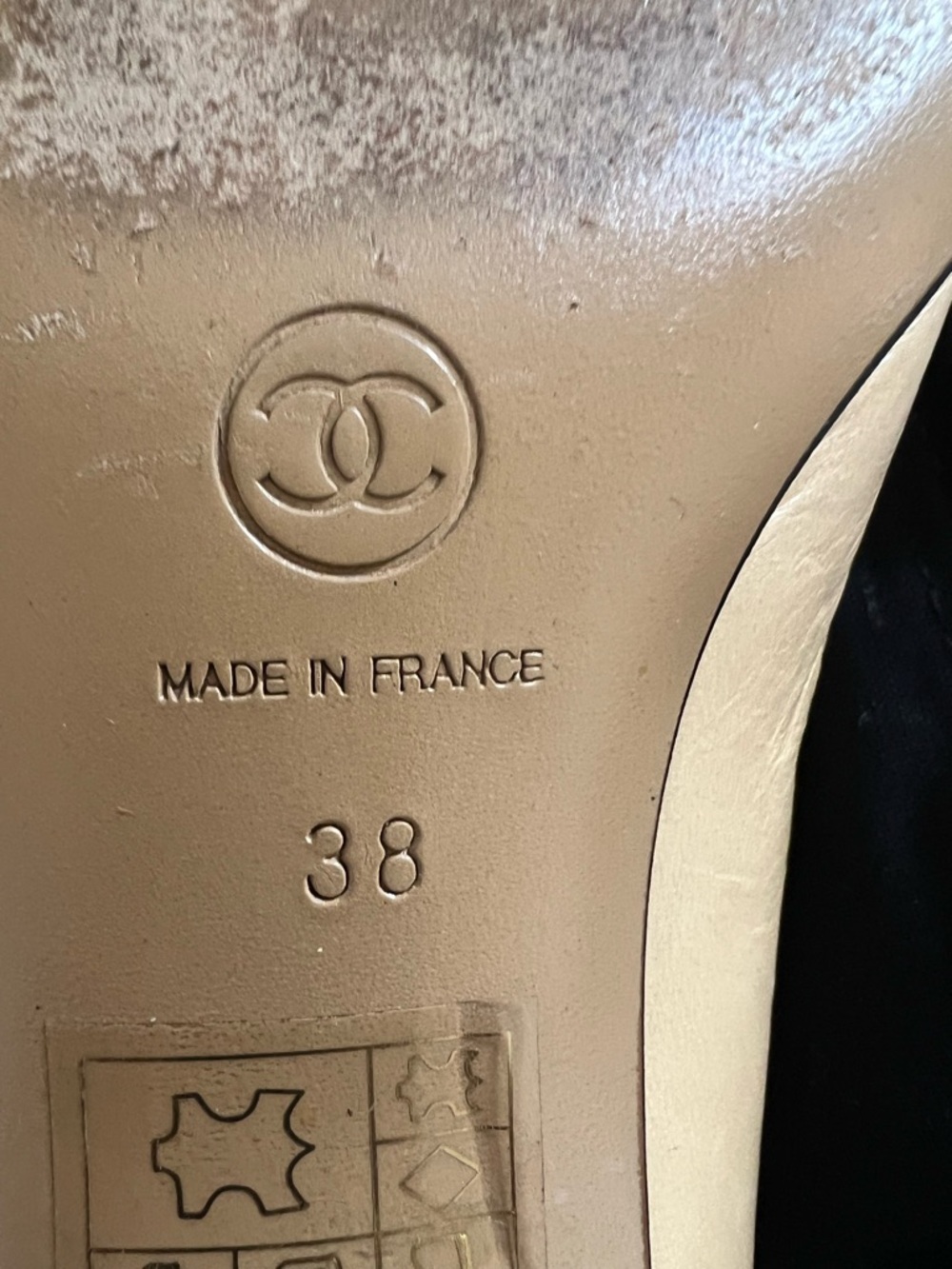 CHANEL Two-Tone Black and Beige Pointed Toe Leather Flats - Picture 6 of 7